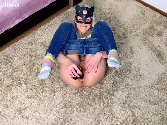 Mia Mimi's tight denim shorts get a BBC pounding